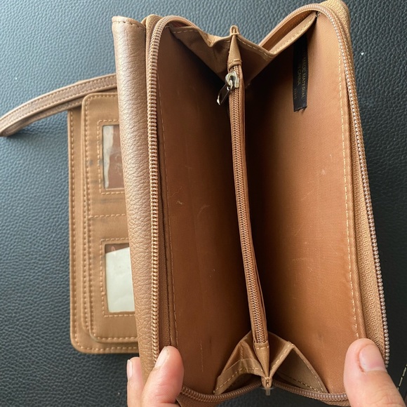 Multiple compartment wallet - Picture 2 of 4